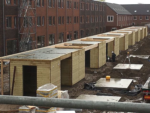 Montage van seriebouw houten bergingen en carports - Houtbouw Lageman B.V. Zuidbroek