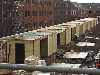 Montage van seriebouw houten bergingen en carports - Houtbouw Lageman B.V. Zuidbroek